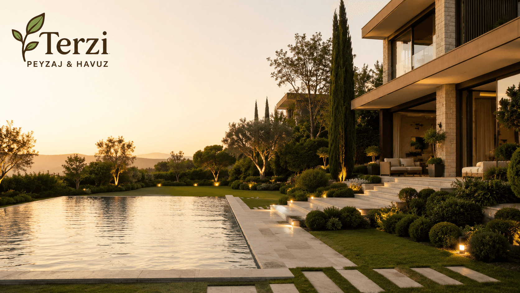 Villa bahçesinde modern havuz ve peyzaj uygulaması